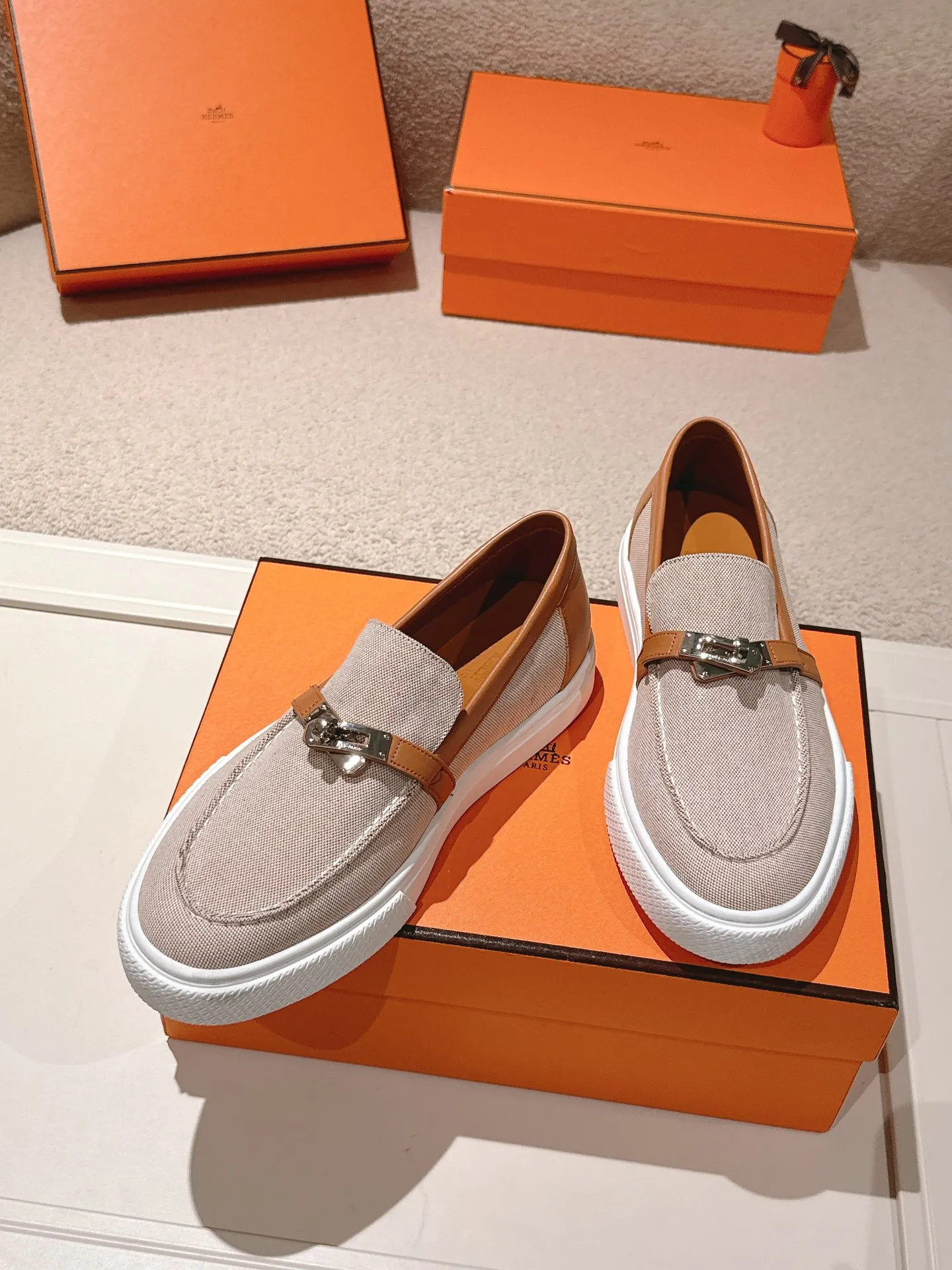 Men's shoes 💰640💰 Hermes# New Kelly buckle thick-soled loafers. Upper: cowhide/suede material. Lining: sheepskin lining. Outsole: exclusive molded outsole. Size: women's size 35-40, men's size 39-45 (female 41/male 46 customized, non-refundable)
